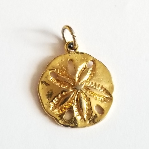 Vintage sand dollar pendant gold tone charm - Picture 1 of 10